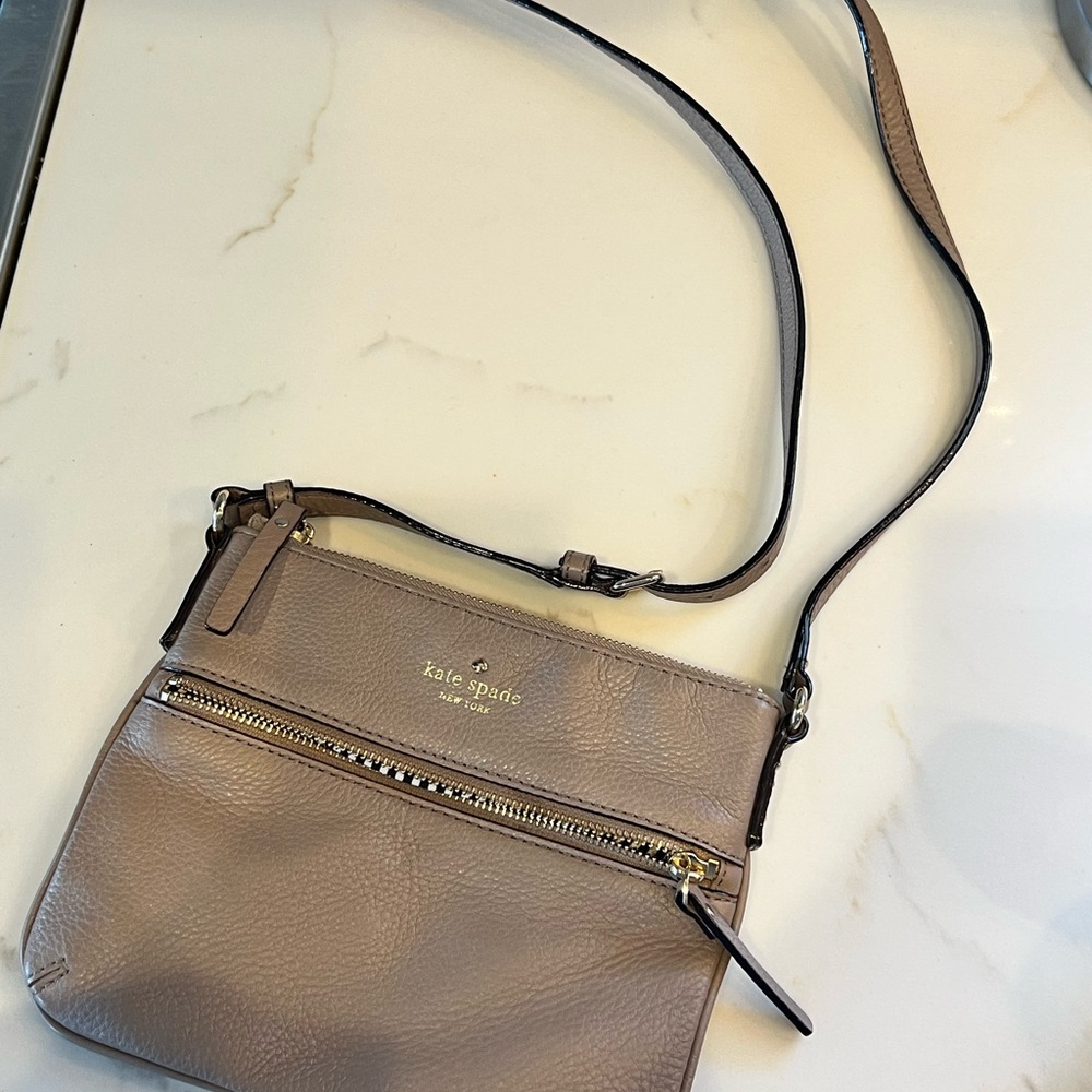 Kate Spade Tan Crossbody Bag with Smooth Leather and Dark Metallic Hardware